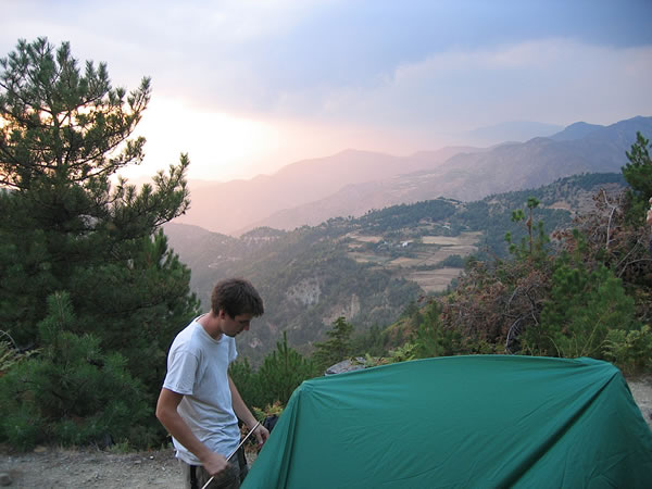 在阿尔巴尼亚建立数据检查探险的帐篷