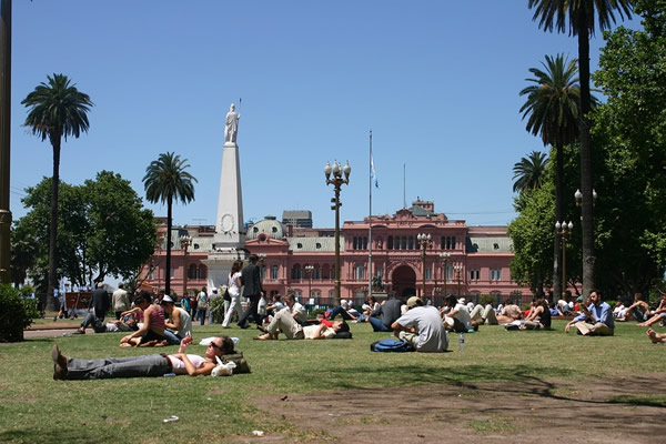 人们喜欢在城市的许多公园里闲逛。