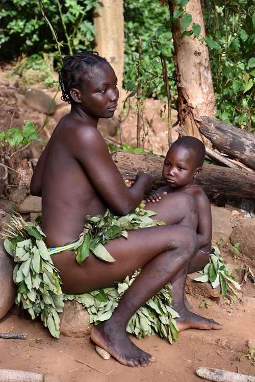 年轻的杜帕母亲带着孩子。