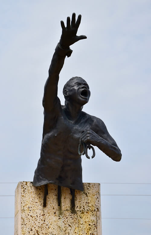 本科斯的雕像Biohó， 1603年奴隶起义的领袖＂></td>
            </tr>
            <tr>
             <td align=