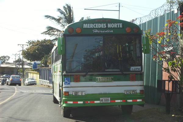 在哥斯达黎加埃雷迪亚附近乘坐公共汽车