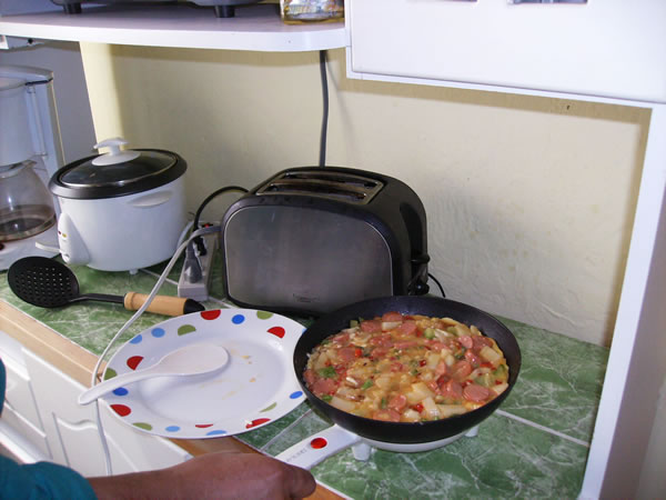 哥斯达黎加用小器具制作的西班牙玉米粉圆饼
