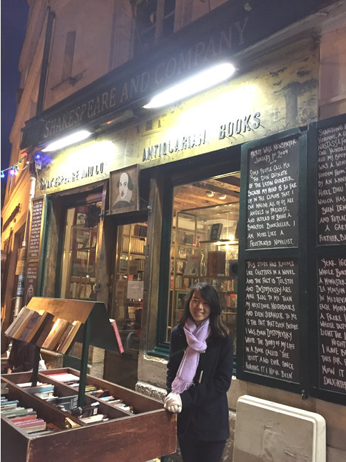 作者在著名的巴黎书店，莎士比亚和公司面前。