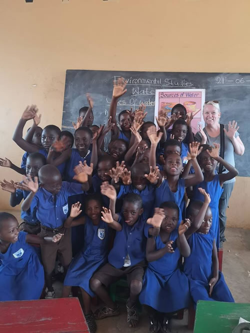 加纳上学的孩子们