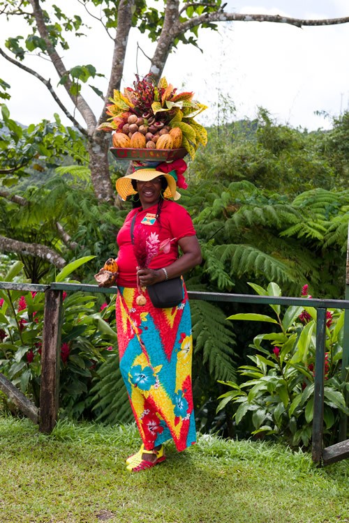 一名格林纳迪亚妇女展示了岛上丰富的香料