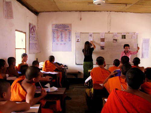 佛教僧侣老挝的志愿者