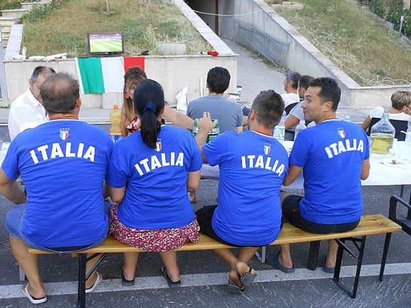 意大利世界杯邻里聚会