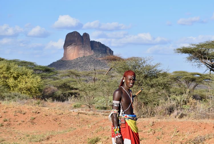桑布鲁战士在Sabache营地,脚下山Ololokwe在肯尼亚北部。