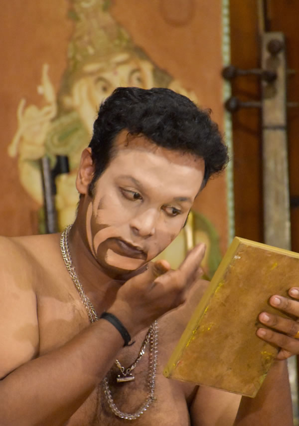Kathakali表演之前的化妆课程