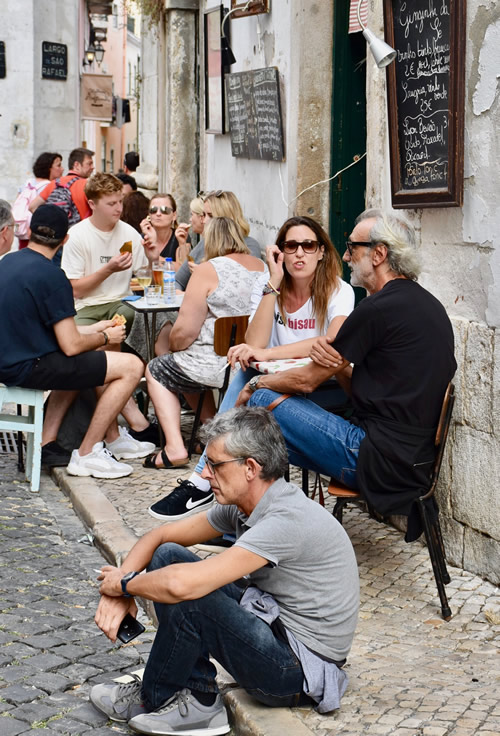 里斯本历史悠久的地区狭窄的阿尔法玛人行道上的饮食