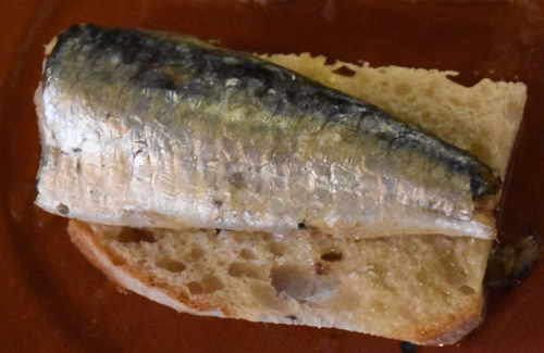 面包上的葡萄牙沙丁鱼
