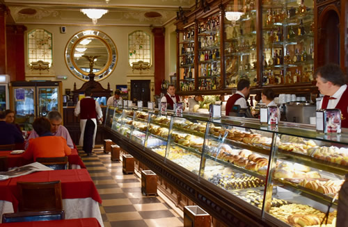 里斯本“凡尔赛”糕点店的内部
