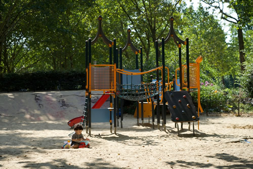 在Georges Brassens社区公园玩耍。