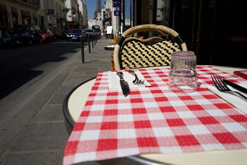 巴黎面向学生预算餐厅的人行道座位