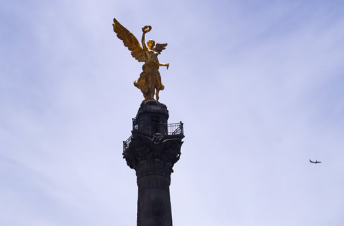 墨西哥城的独立天使手持象征胜利的月桂