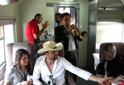 在龙舌兰火车里的墨西哥流浪歌手