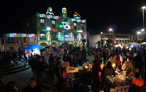墨西哥中部晚上的城镇博览会