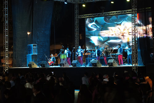坎比亚乐队在墨西哥的城镇博览会上演奏