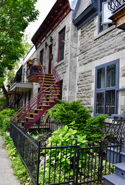 蒙特利尔的维多利亚式建筑:户外蜿蜒的楼梯