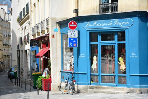 巴黎的一条典型街道，您可能会在这里找到从沙发冲浪到便宜的Airbnb租金的住宿