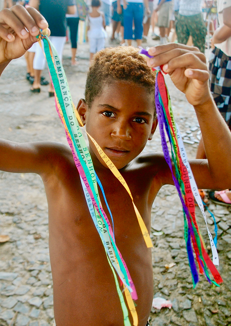 在巴西萨尔瓦多德巴伊亚的房子里，带着丝带的男孩