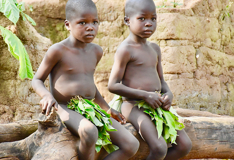孩子们在喀麦隆