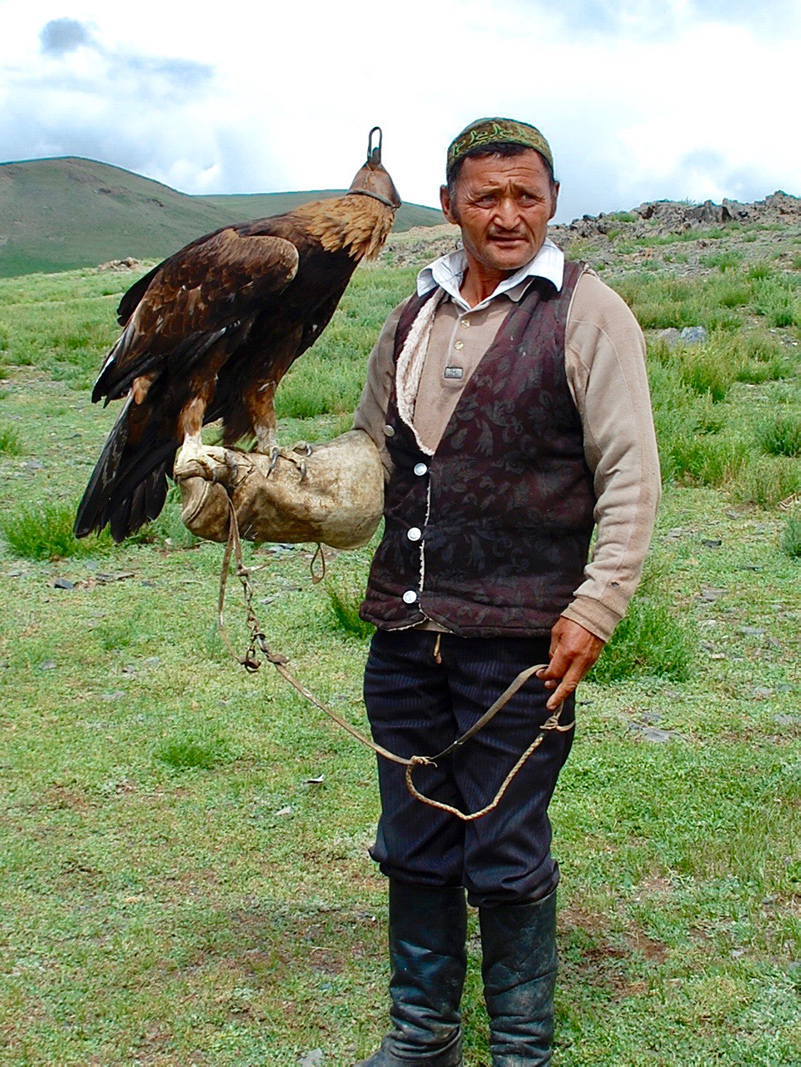 蒙古人拿着鹰