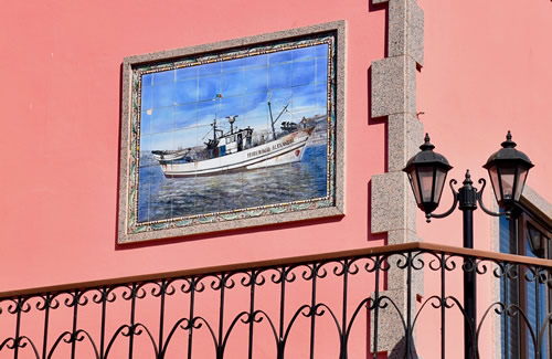 在渔村Afurada，船被画在房子的墙上