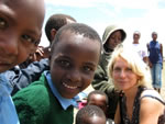 在坦桑尼亚的海外项目中做志愿者