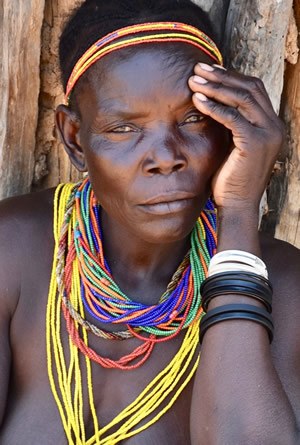 南安哥拉头戴传统ompota头饰的Mucubal妇女