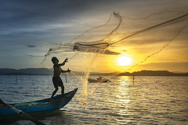 越南日落时分的渔民