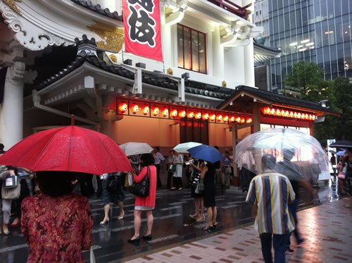 东京kabukiza剧院和人们等待
