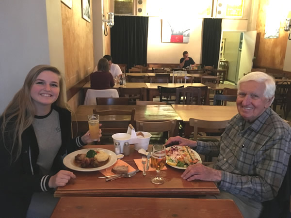祖父约翰和孙女萨顿在布鲁塞尔享用晚餐