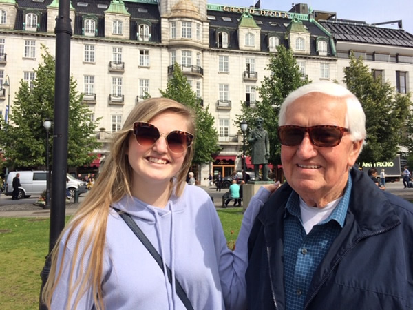 约翰·德怀尔和他的孙女萨顿在奥斯陆的欧洲之旅