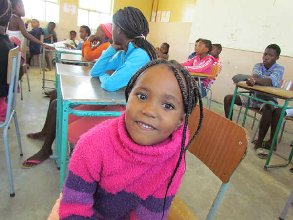 在纳米比亚做志愿者教孩子