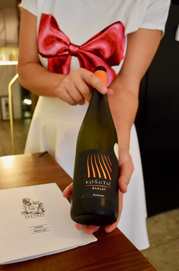 来自葡萄酒精品店“Pupitre”的耶琳娜展示了一瓶她精选的优秀克罗地亚葡萄酒