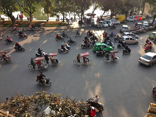 在越南河内,各种各样的交通