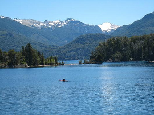 Nahuel Huapi湖上的皮划艇