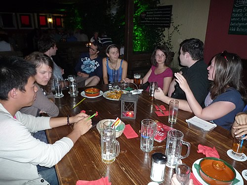 作者在餐厅和朋友们度过一个典型的夜晚。