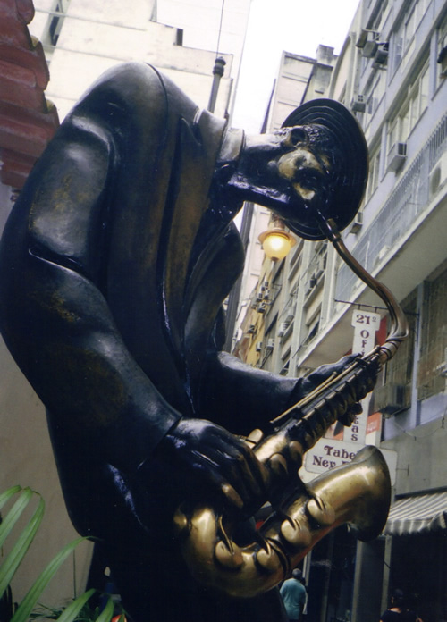 位于里约热内卢的阿尔弗雷德·达·罗查雕像。