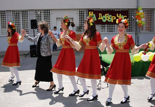 学生在保加利亚Smolyan跳舞