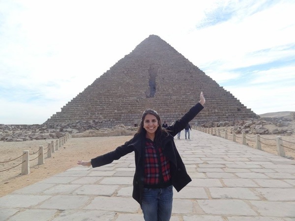作者在吉萨的金字塔前，离开罗很近