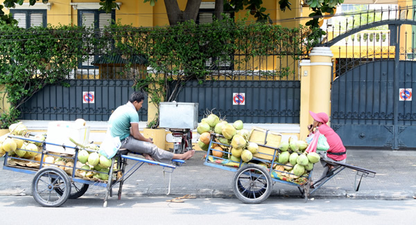 金边街上的椰子供应商