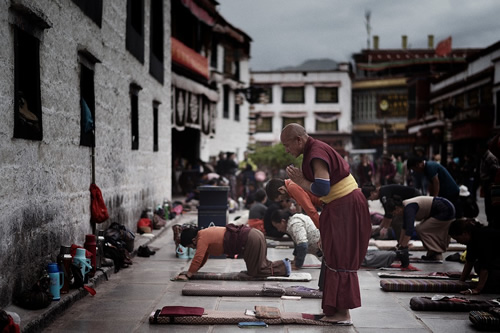 僧侣在西藏拉萨祈祷