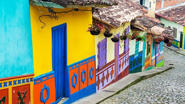 波哥大的色彩丰富的传统街道