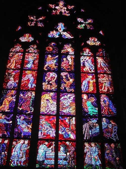 布拉格圣维特大教堂内的彩色玻璃