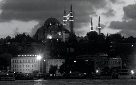 土耳其伊斯坦布尔加拉塔桥的夜晚