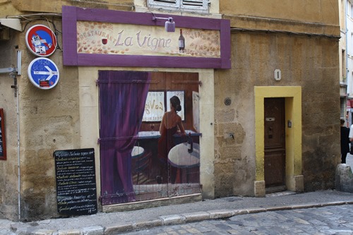 法国小镇的一家典型餐厅