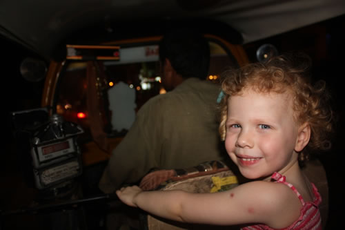 女儿在班加罗尔坐机动人力车
