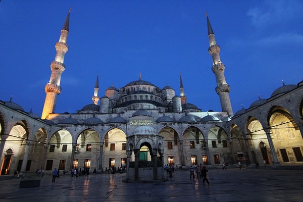 伊斯坦布尔蓝色清真寺的夜景